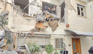 اصابات وانهيار مبنى جراء سقوط صاروخ بمنطقة االمركز